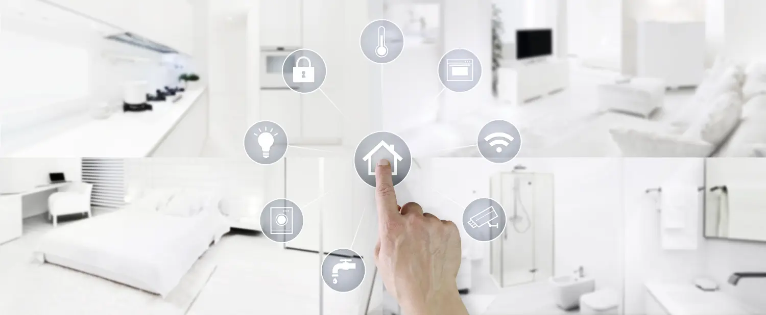 Smart-Home-Steuerungskonzept, Hand-Touch-Icons-Bildschirm mit Innenräumen, Wohnzimmer, Küche, Schlafzimmer und Badezimmer auf verschwommenem Hintergrund, Webbanner und Kopierraumvorlage